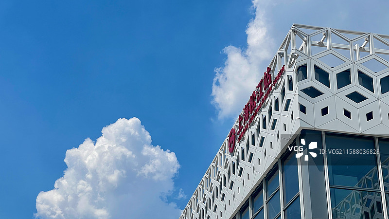 蓝天下的现代建筑局部结构图片素材