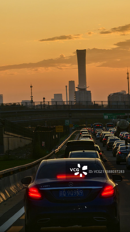 北京的落日余晖和中国尊图片素材
