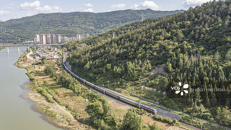 北京西-成都西T7次通过剑阁县城沙溪坝镇图片素材