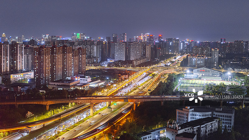 复兴号智能高速动车组列车行驶在成都枢纽成都南站-华兴线路所区间图片素材