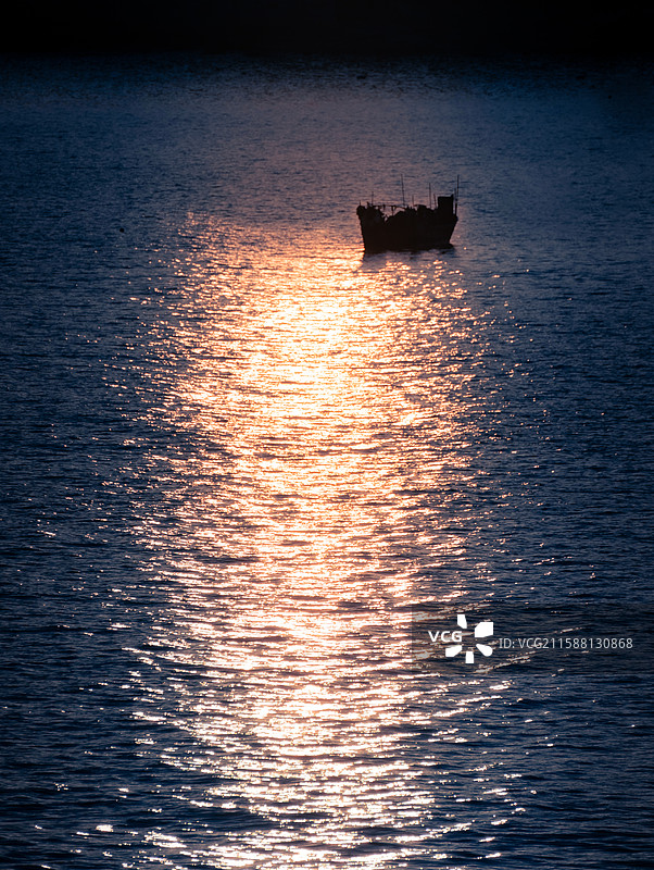 湄洲岛日出时海上船只和漂泊孤寂氛围感图片素材