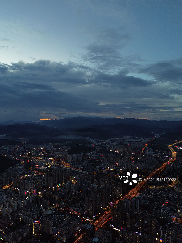 航拍夏季雨后通透的蓝调时刻的龙岩市区夜景城市风光图片素材