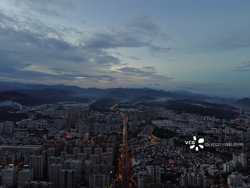 航拍夏季雨后通透的蓝调时刻的龙岩市区夜景城市风光图片素材
