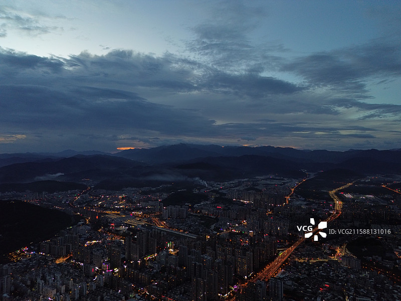 航拍夏季雨后通透的蓝调时刻的龙岩市区夜景城市风光图片素材