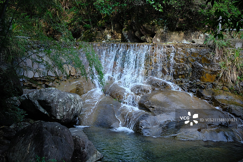 森林里的小瀑布图片素材