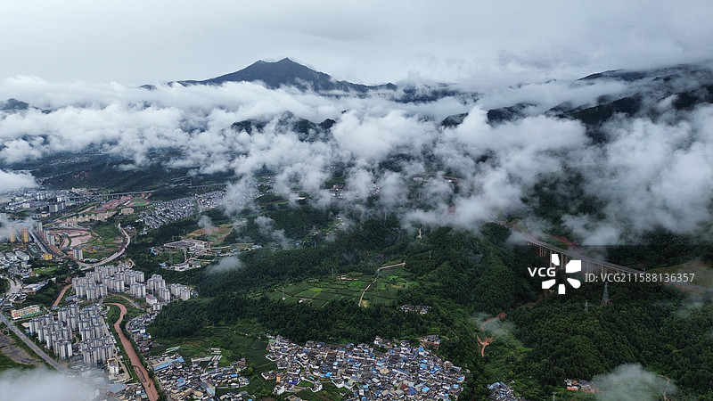 雪邦山麓的雾景图片素材