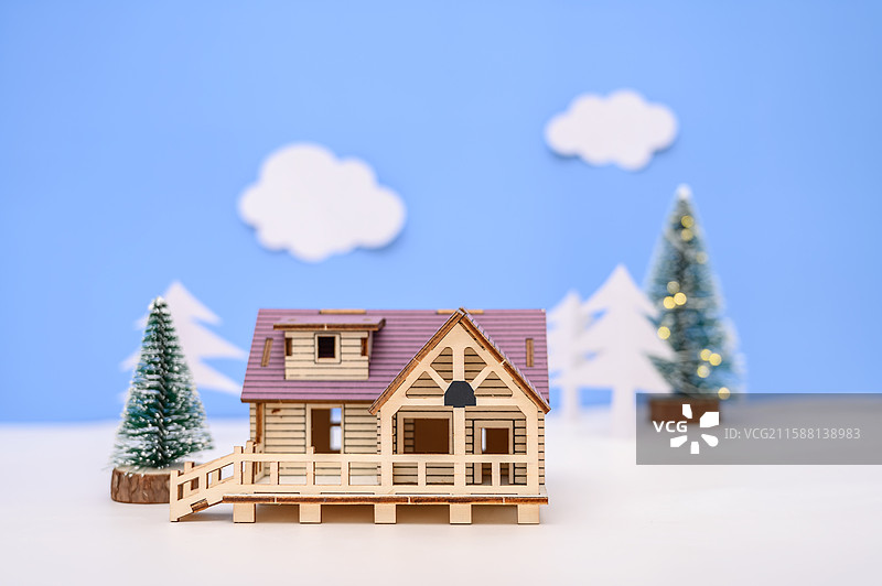 冬天蓝天白云下的圣诞树和房子图片素材