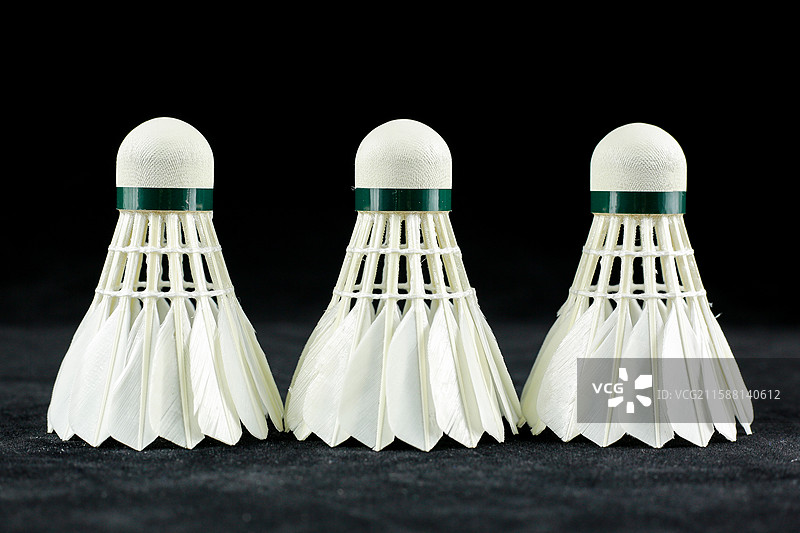 黑色背景下的羽毛球图片素材