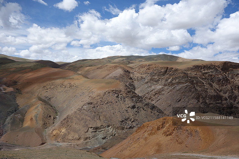西藏阿里札达县札达土林阿伊拉日居山（五彩山）和龙嘎措琼湖（珍珠湖）图片素材