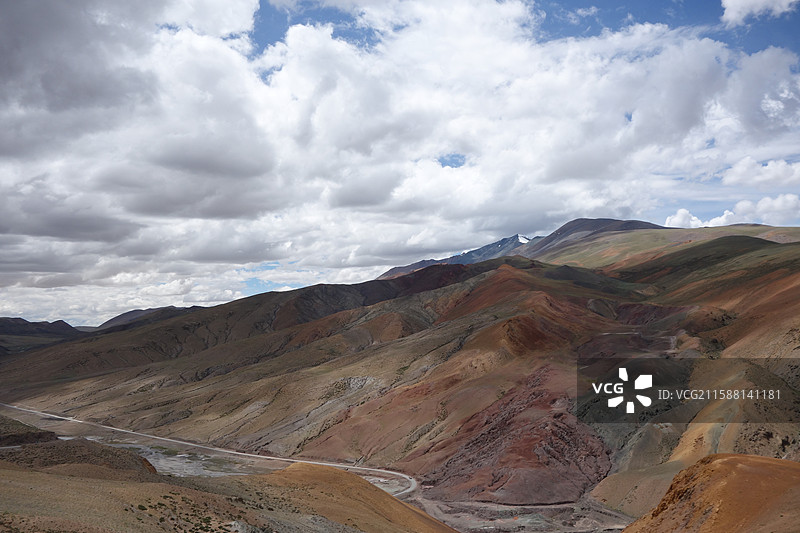 西藏阿里札达县札达土林阿伊拉日居山（五彩山）和龙嘎措琼湖（珍珠湖）图片素材