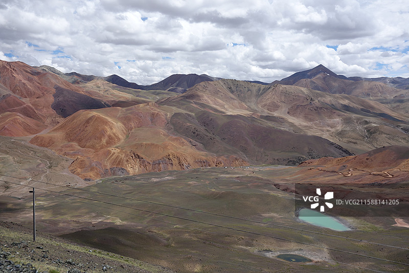 西藏阿里札达县札达土林阿伊拉日居山（五彩山）和龙嘎措琼湖（珍珠湖）图片素材