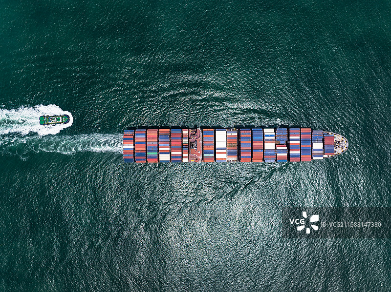 航拍货轮航行图片素材