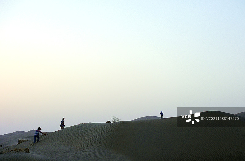 夏日新疆巴音郭楞且末县塔中镇塔克拉玛干沙漠腹地穿越沿途傍晚踏沙风景图片素材