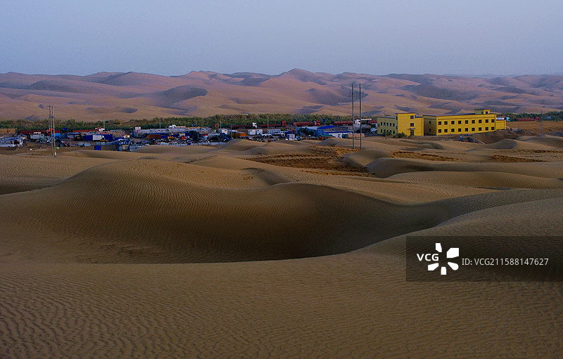 夏日新疆巴音郭楞且末县塔中镇塔克拉玛干沙漠腹地穿越沿途傍晚踏沙风景图片素材
