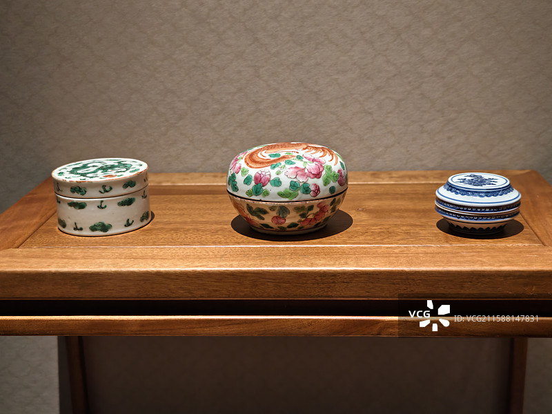 广西壮族自治区博物馆清朝陶瓷印盒图片素材