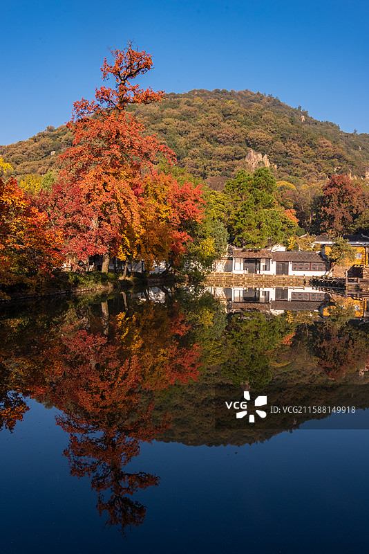 苏州天平山湖畔秋景，红叶黄叶交织，湖光倒影如诗画。图片素材