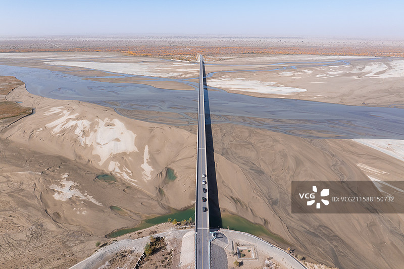 新疆-和田地区-洛浦县-秋天的和田河和和田河大桥图片素材