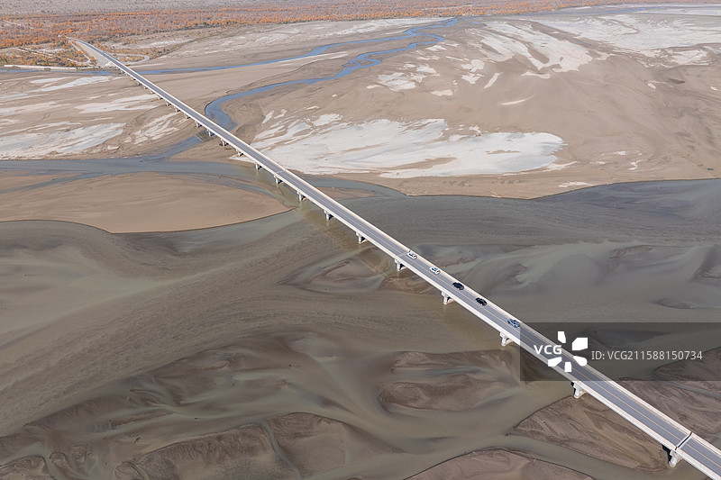 新疆-和田地区-洛浦县-秋天的和田河和和田河大桥图片素材