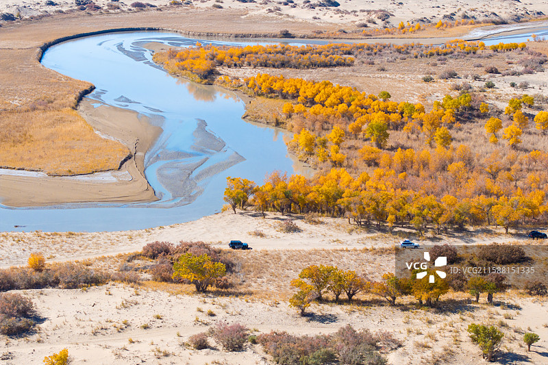 新疆-和田地区-于田县-塔克拉玛干沙漠中的克里雅河和沿岸的沙漠绿洲图片素材