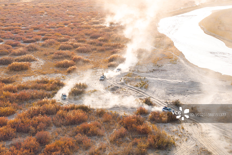 新疆-和田地区-于田县-塔克拉玛干沙漠中的克里雅河和沿岸的沙漠绿洲图片素材