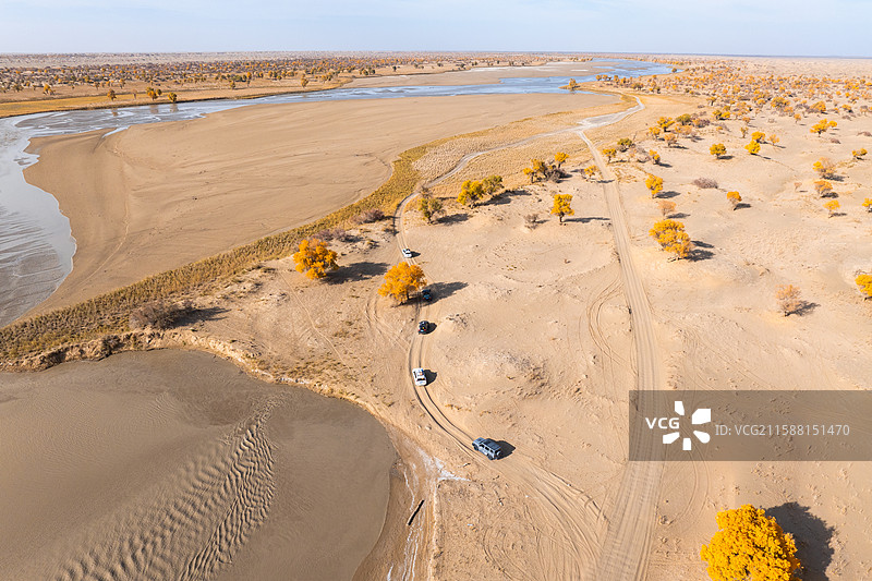 新疆-和田地区-于田县-塔克拉玛干沙漠中的克里雅河和沿岸的沙漠绿洲图片素材