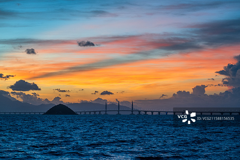 港珠澳大桥与朝霞图片素材