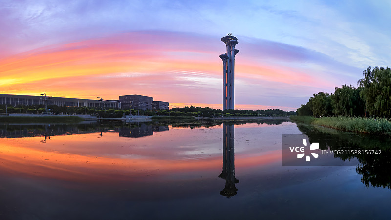 晚霞似彩虹般将绚烂的色彩映入中，映照着奥运五环塔。图片素材