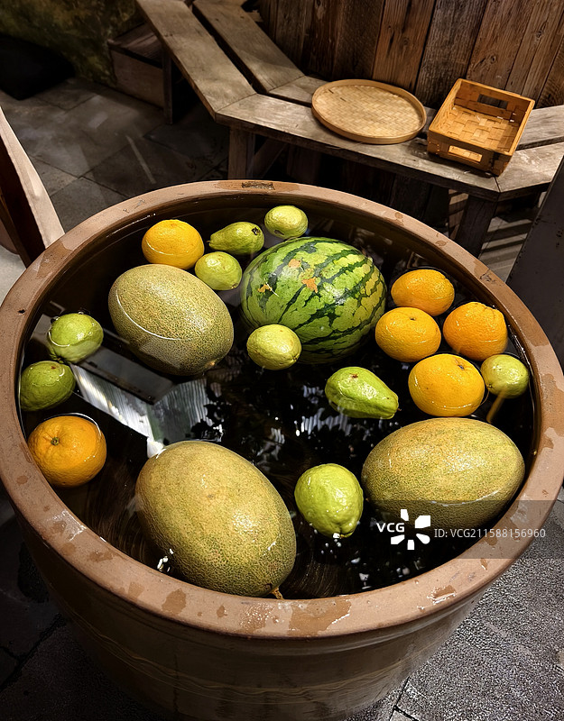 泡在水缸里降温的水果图片素材