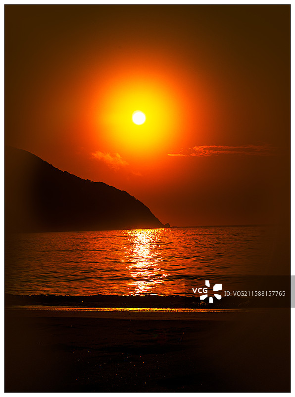 海上升红日 拍摄于东海普陀千步沙滩的一轮红日冉冉升起。图片素材