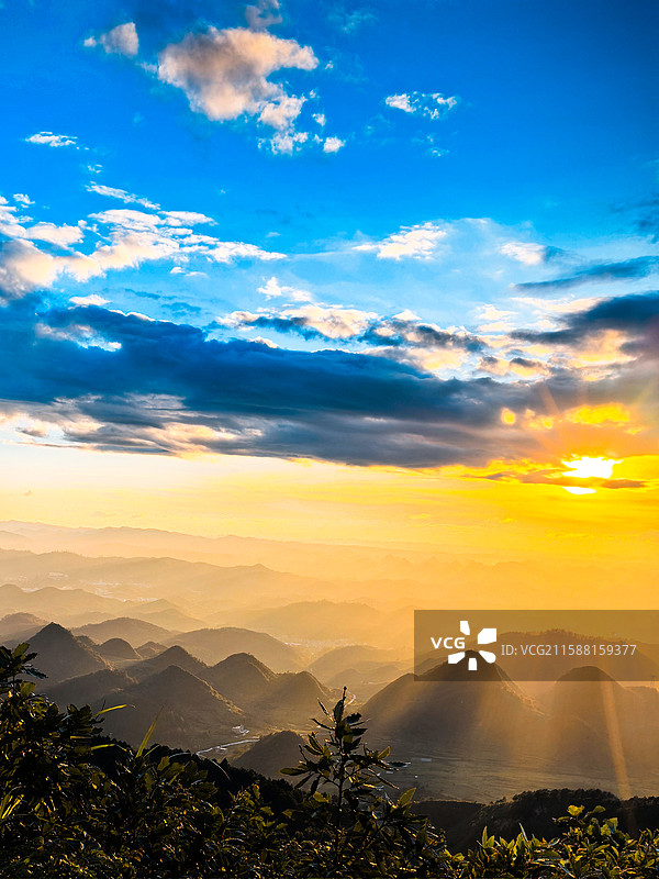 山顶日落时，群山被光雕成 “金色金字塔”，心颤到不行图片素材