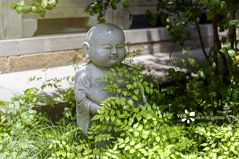 扬州大明寺石雕小和尚特写图片素材