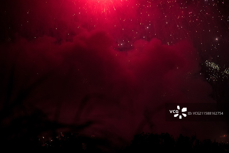 夜空中绽放的红色烟花，热烈而激情图片素材