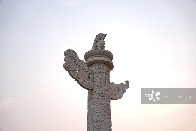 天安门前华表顶部的石犼装饰望君归图片素材