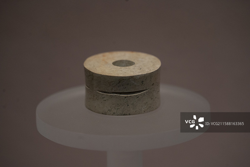 良渚文化时期玉纺轮图片素材