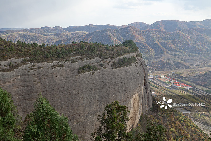 陕西省铜川市耀州区照金镇薛家寨革命旧址：箭穿崖图片素材