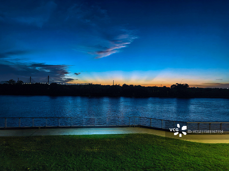 江边公园夕阳自然风景图片素材