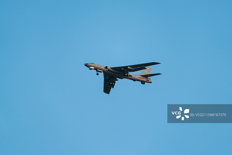 天空中的轰6轰炸机图片素材