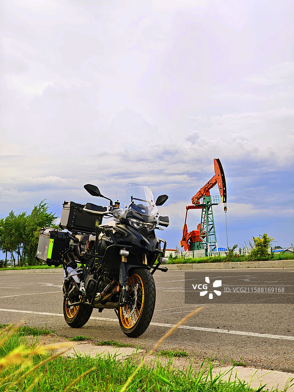 摩托车与油井图片素材