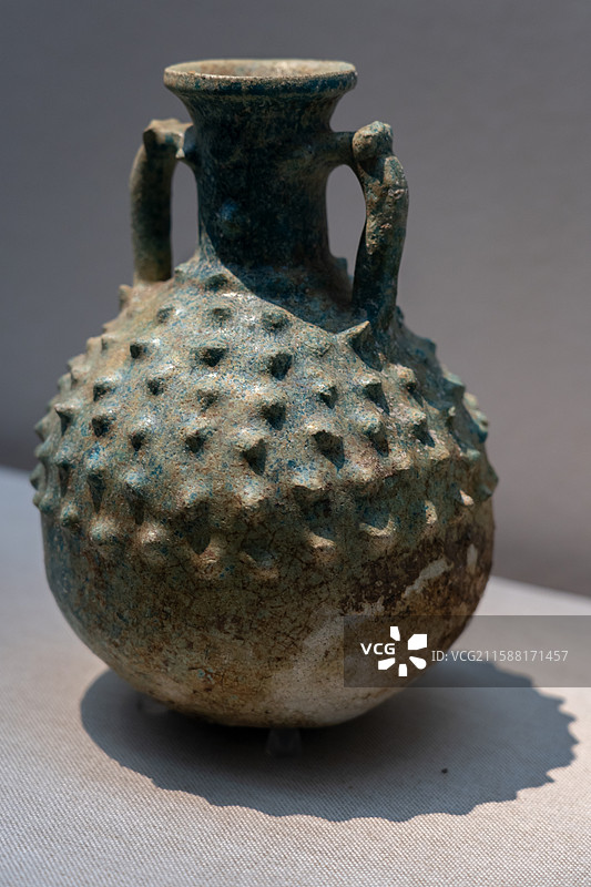 深圳博物馆，伊朗公元1-3世纪蓝绿釉双耳壶图片素材