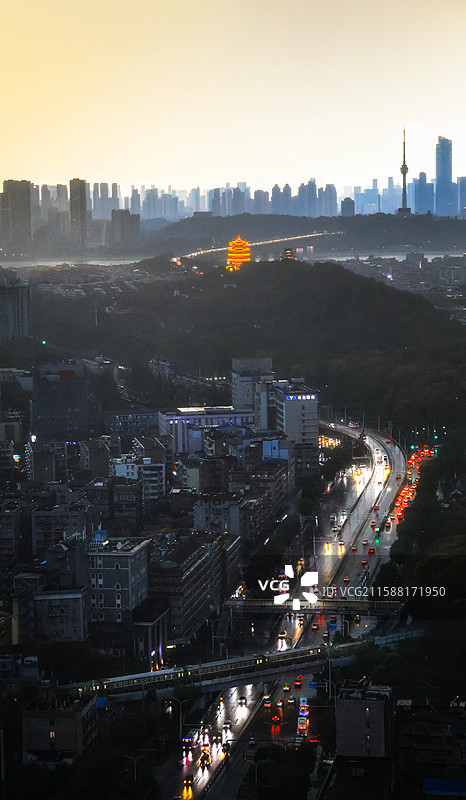 暴雨前的江城暮色图片素材