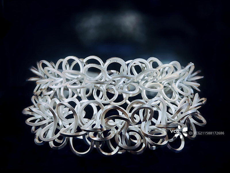 精致的银饰，环环相扣，像是锁住了时光的秘密。图片素材