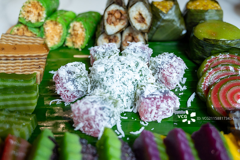 海南特色美食簸箕饭娘惹糕点椰子糕斑斓糕糯米饭图片素材