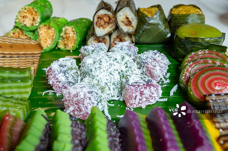 海南特色美食簸箕饭娘惹糕点椰子糕斑斓糕糯米饭图片素材