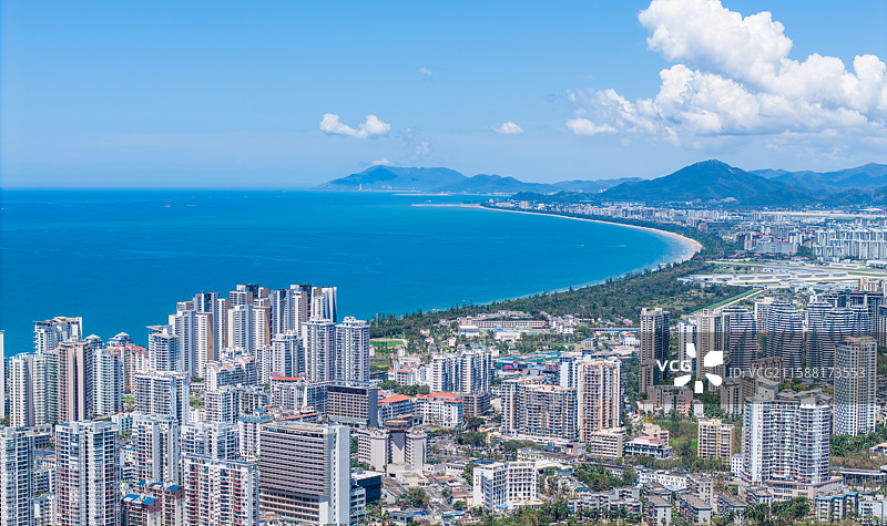 海南三亚海岸线CBD建筑中央商务区城市夜景交通高视角航拍图片素材