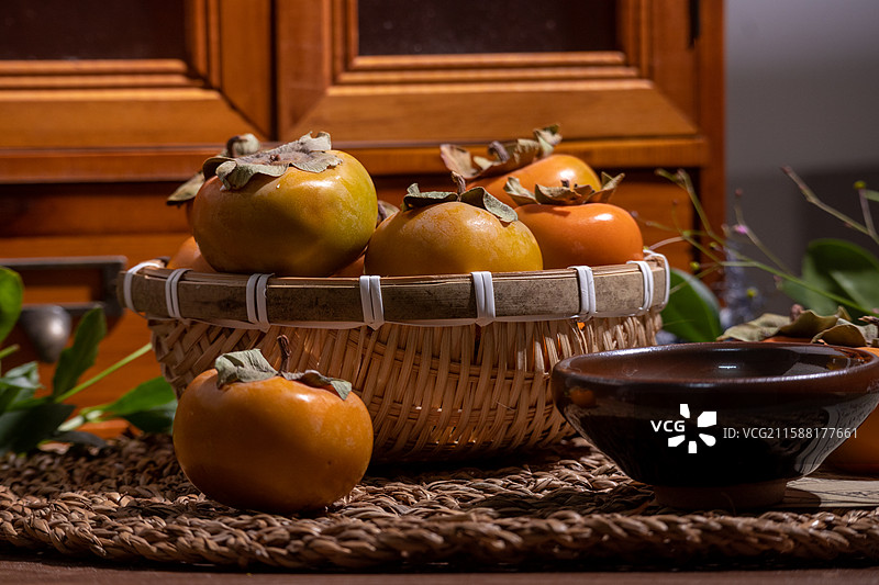 秋季新鲜采摘摆盘的时令水果红柿子静物美食景观图片素材