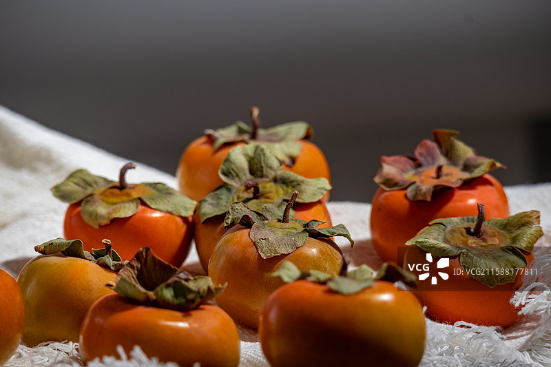 秋季新鲜采摘摆盘的时令水果红柿子静物美食景观图片素材