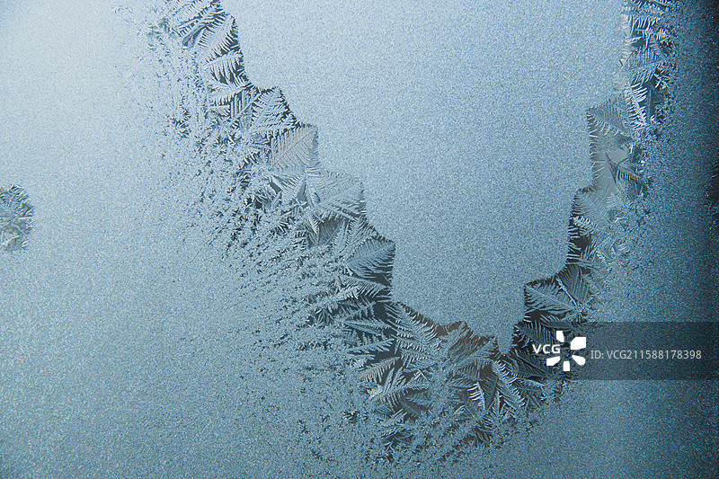 冬季玻璃上冰霜冰窗花特写，抽象图案设计，素材背景，冬天寒冷室内窗户图片素材