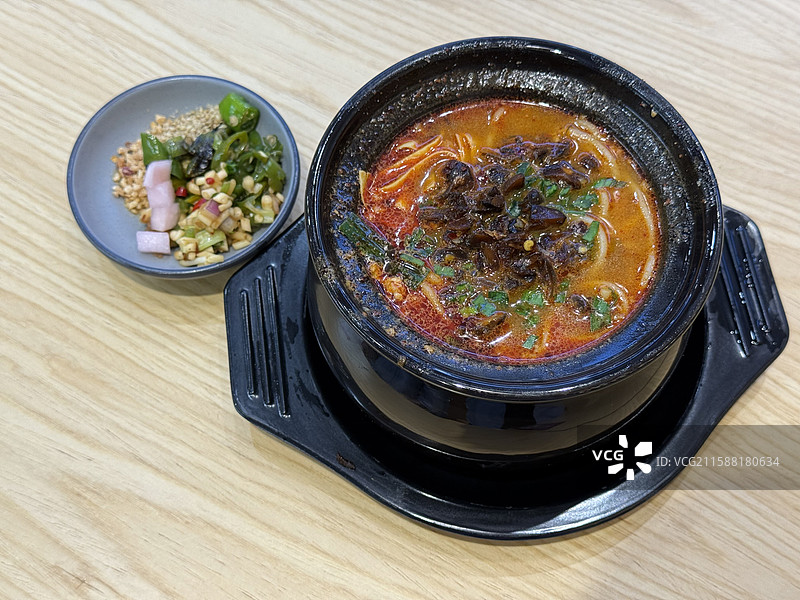 餐厅桌子上的一组罐罐米线图片素材