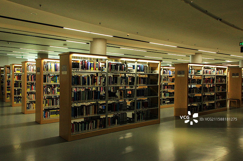 天府人文艺术图书馆摆放整齐的书架图片素材