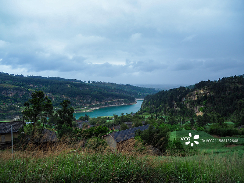 川东南威远县山水环抱的田园村落图片素材